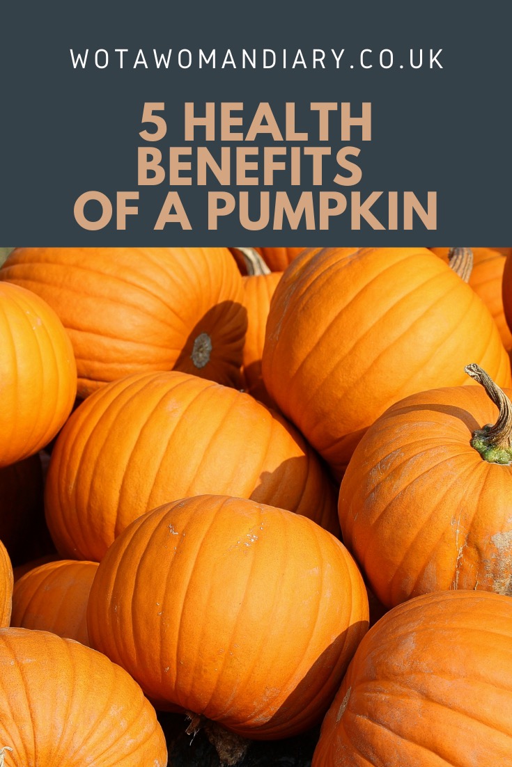 A close up of a load of pumpkins piled together