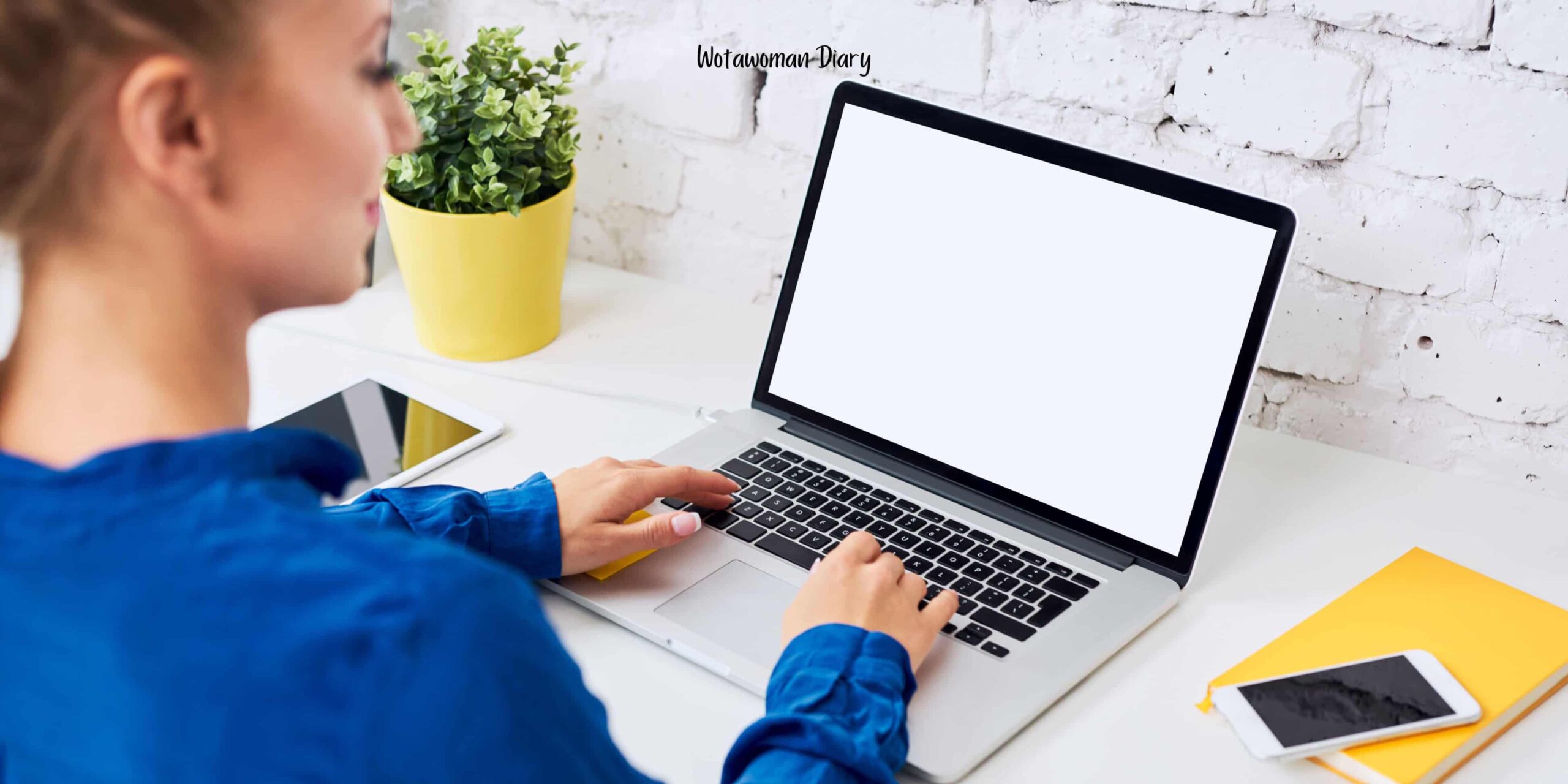 making money blogging on a laptop